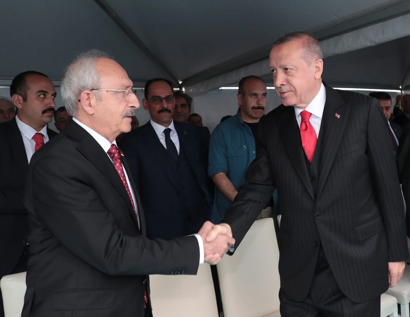 President Erdogan (R) greets then CHP leader Kemal Kilicdaroglu (L)