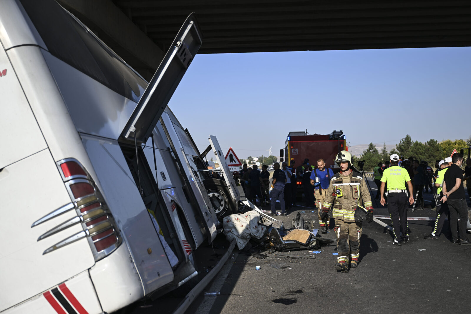 Tragedy near Ankara: Many dead and injured when bus crashes into bridge