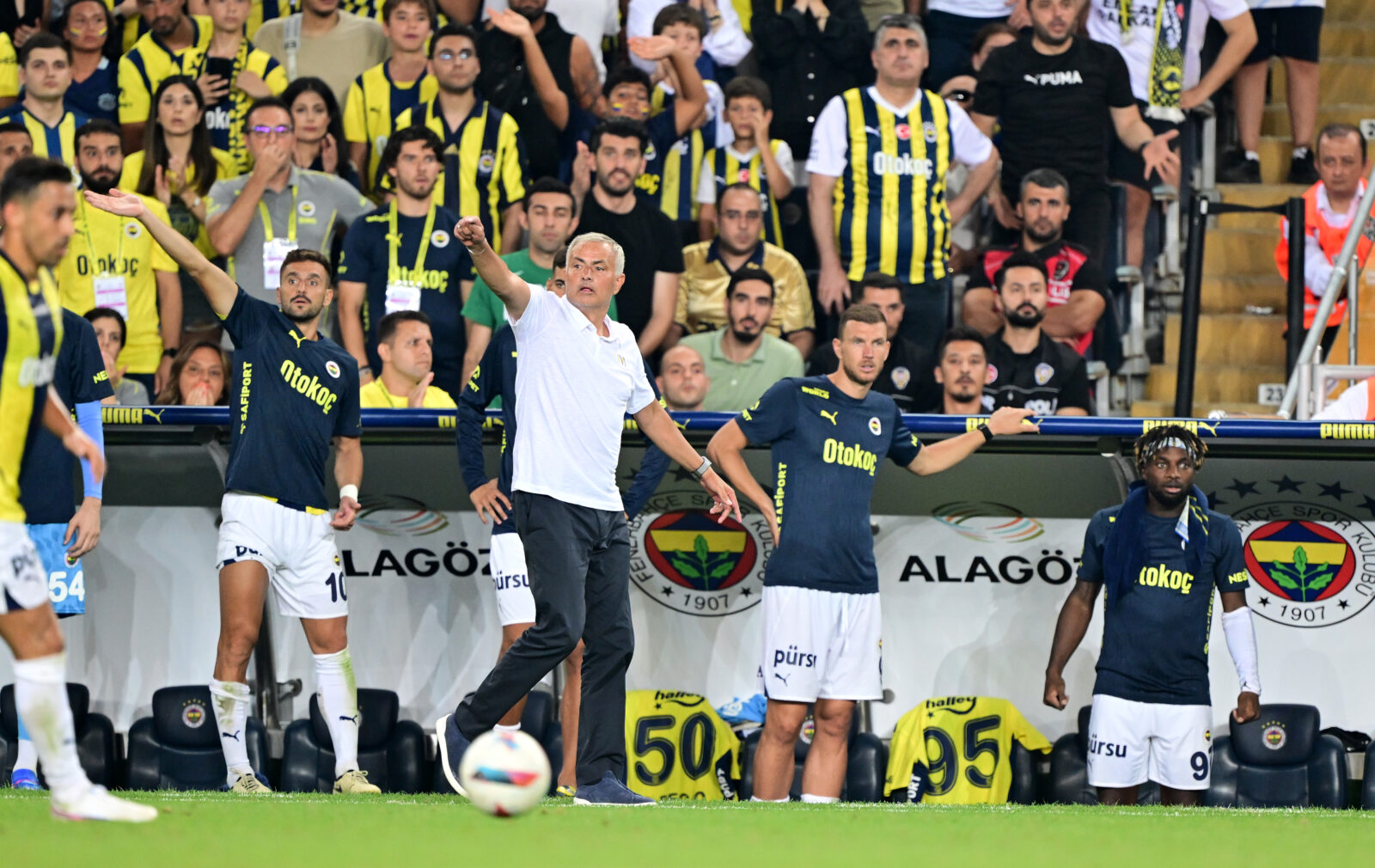 Galatasaray accuses Fenerbahce coach Mourinho of manipulation ahead of derby