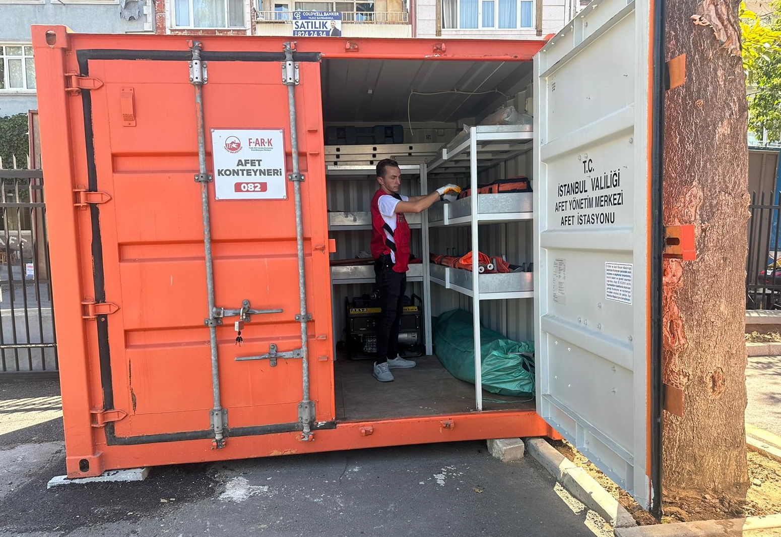 Earthquake disaster containers: What are these orange boxes in Istanbul?