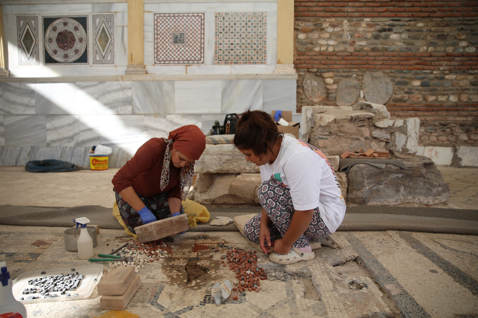 Ancient mosaics at Türkiye's ancient city of Sardes brought back to life by local women