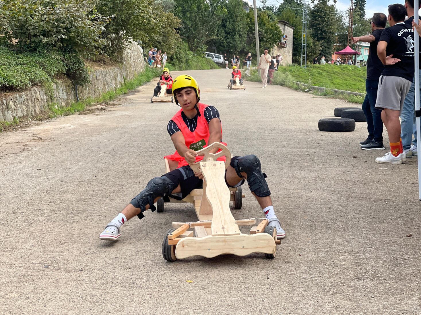 Dancers from 10 countries race wooden carts in Türkiye