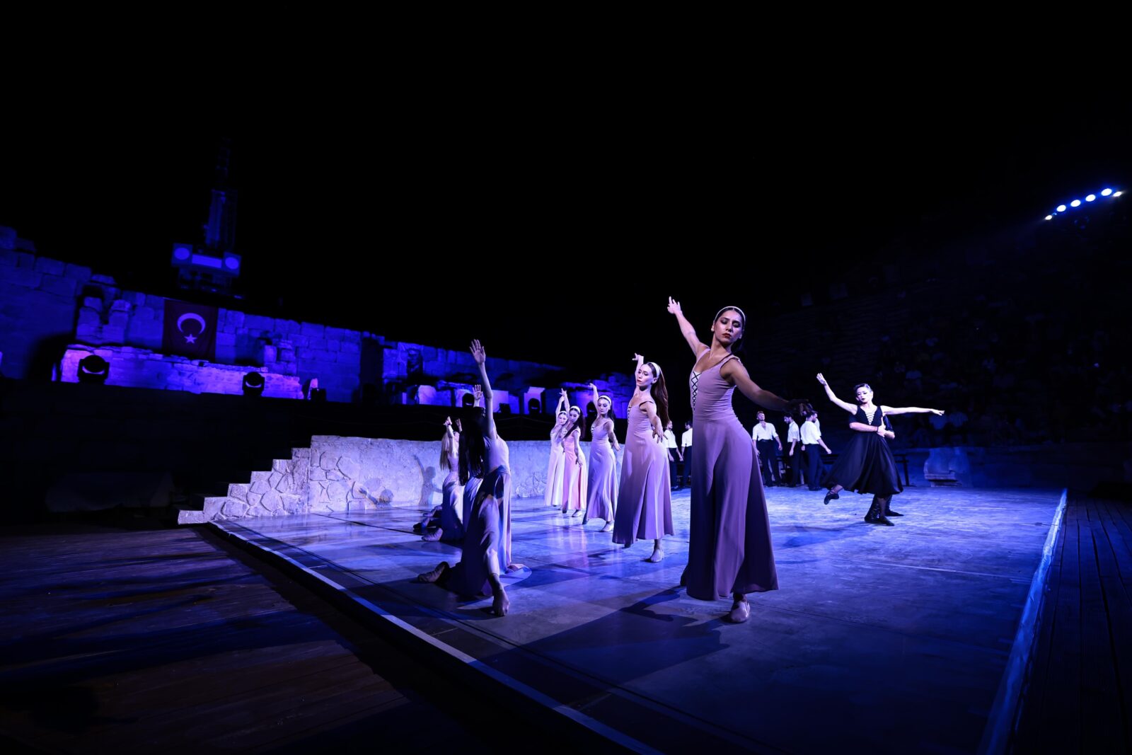 Türkiye's 2,200-year-old theater hosts spectacular 'Zorba' ballet performance