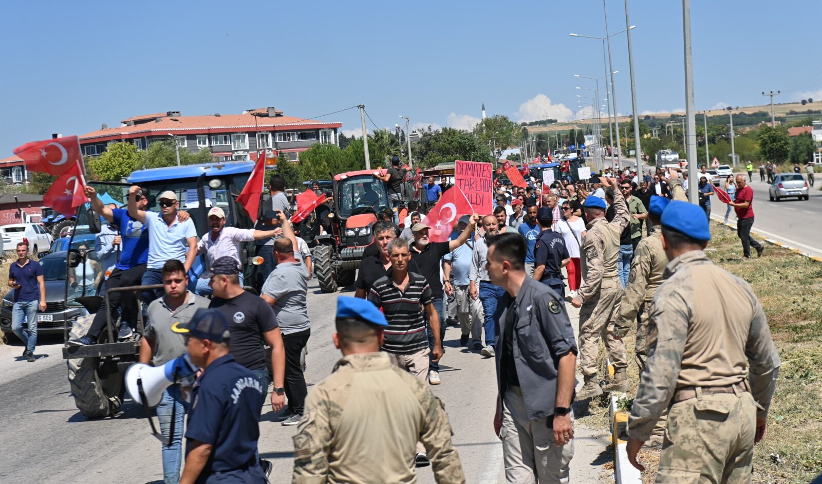 Turkish tomato farmers block roads in protest over skyrocketing costs