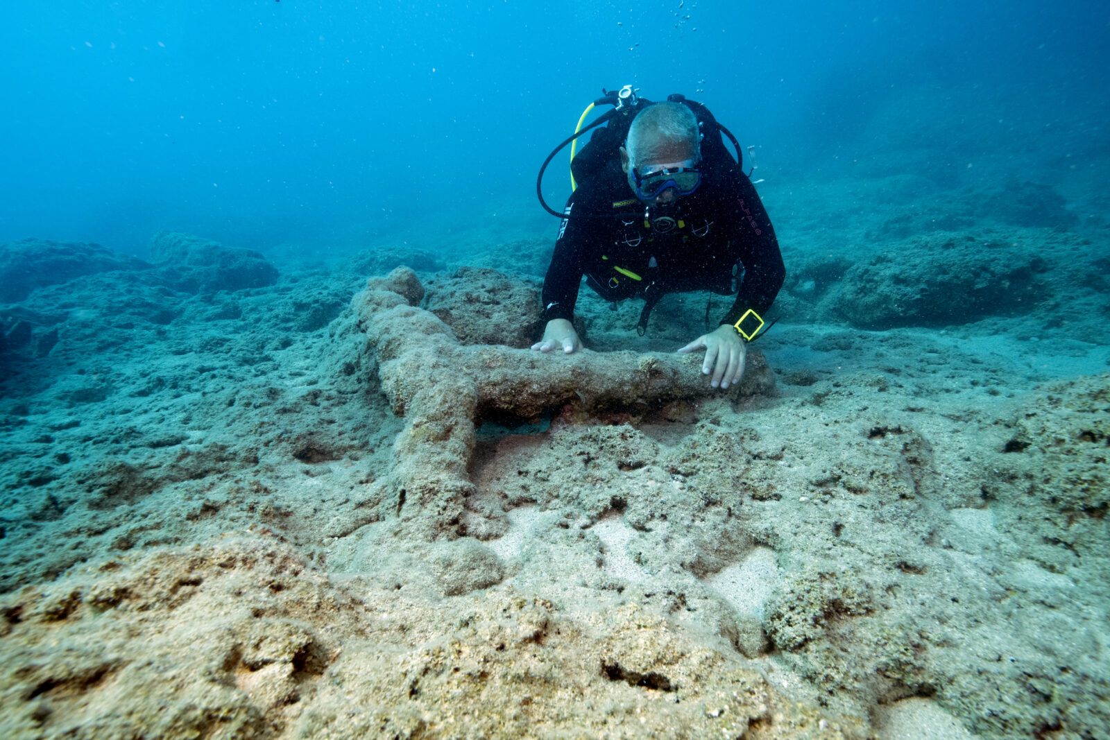 Türkiye shines in underwater archaeology as tourism minister explores world's oldest shipwreck