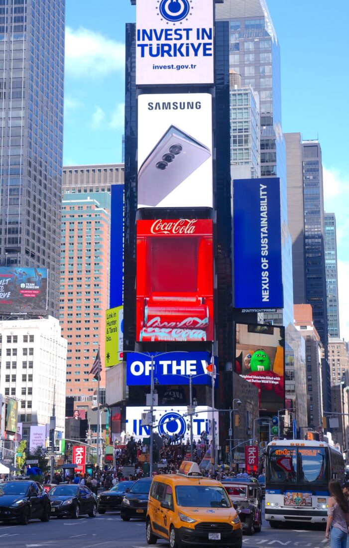 "Invest in Türkiye" shines in Times Square to attract global investors