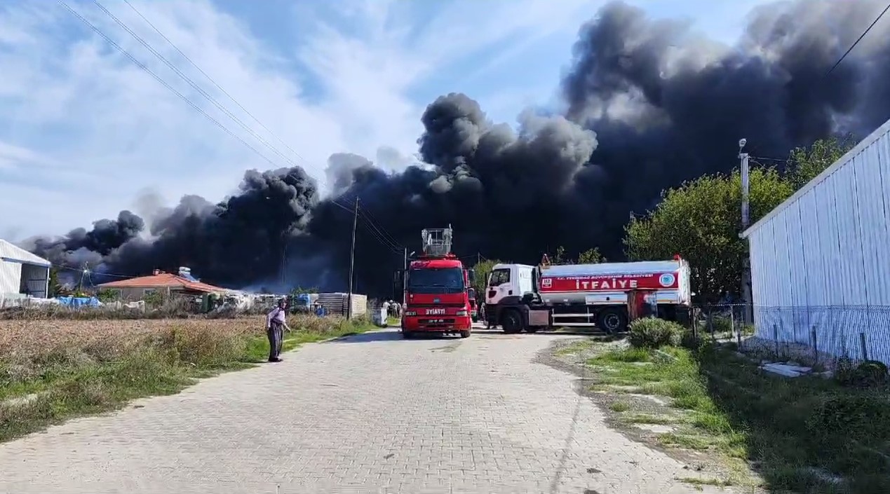 Fire breaks out at chemical paint factory in Tekirdag, Türkiye (Ihlas News Agency)