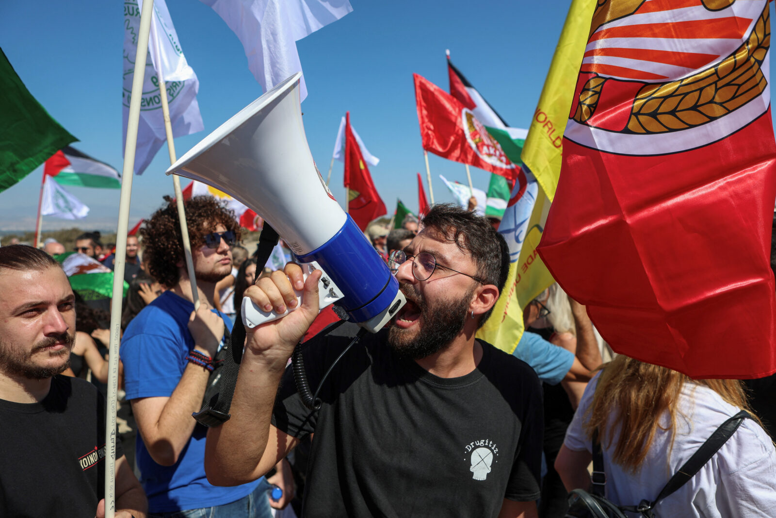 Ακτιβιστές διαμαρτυρήθηκαν για την κρίση στη Μέση Ανατολή έξω από τη βρετανική βάση στην ελληνική Κύπρο