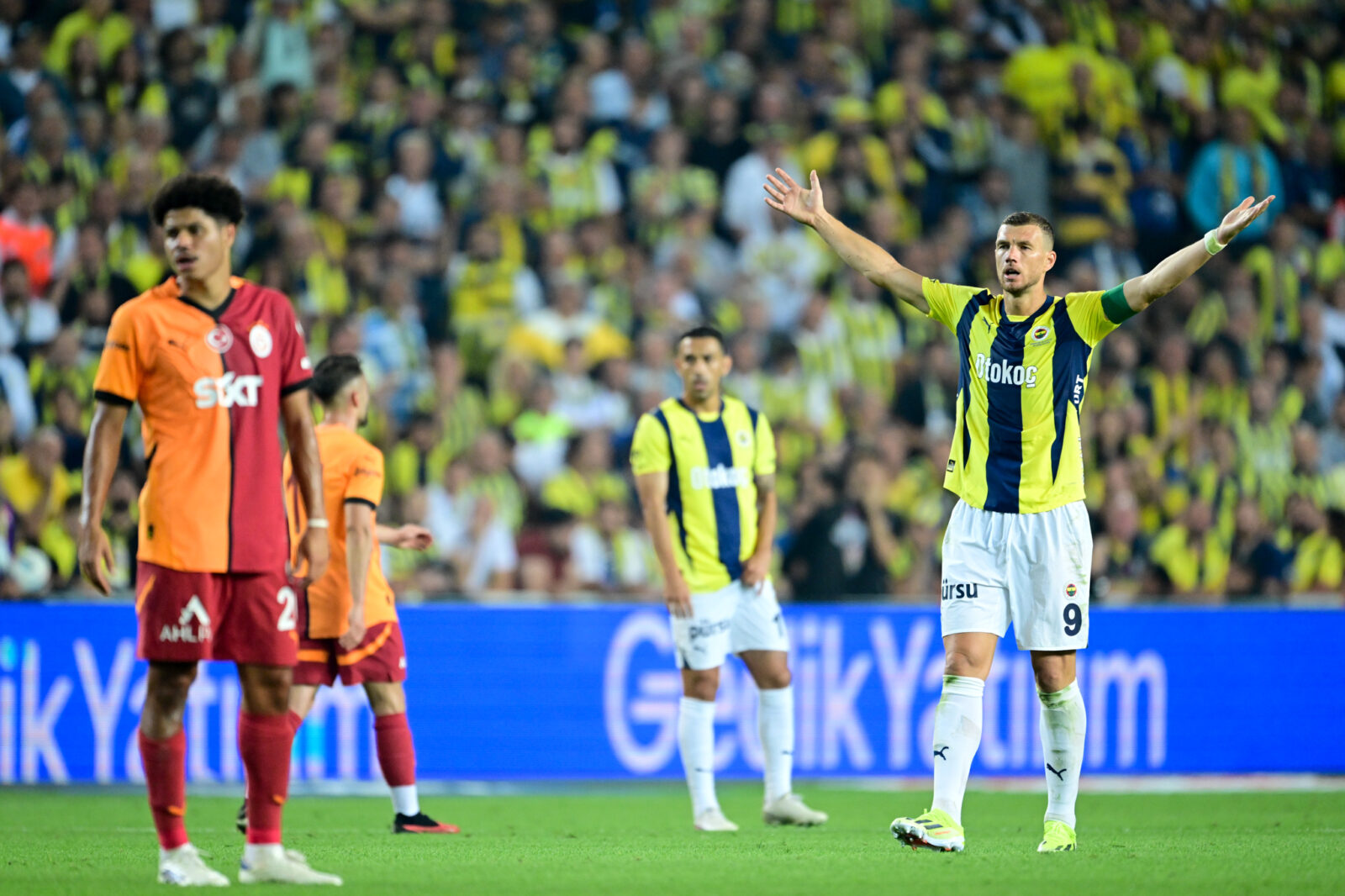 Mourinho's derby debut ends in defeat as Galatasaray beats Fenerbahce 3-1