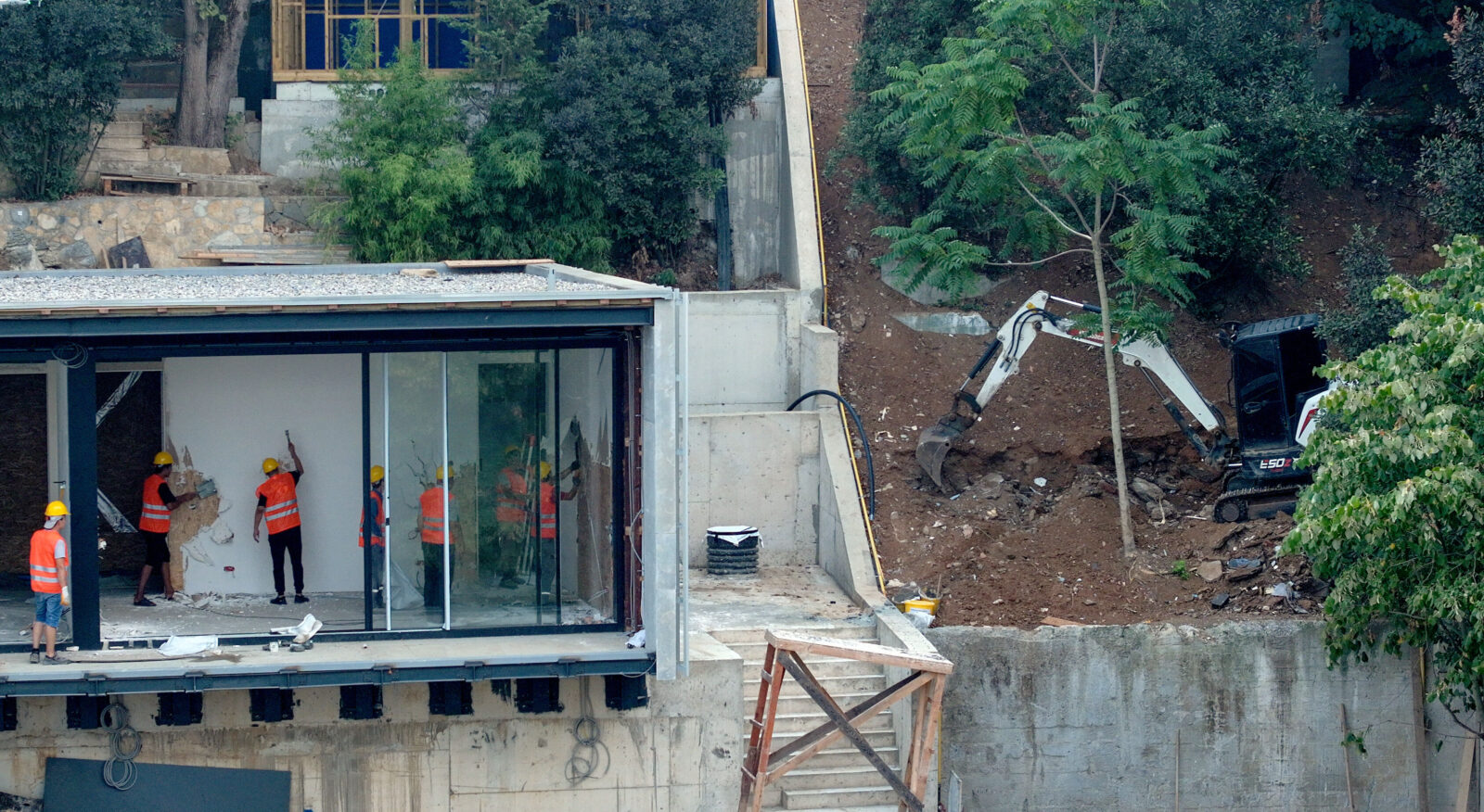 Demolition begins for Russian billionaire Abramovich's illegal villa in Istanbul