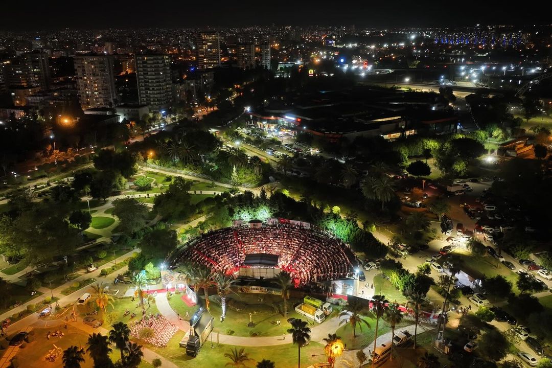 31st Int'l Adana Golden Boll Film Festival honors cinema icons in spectacular fashion