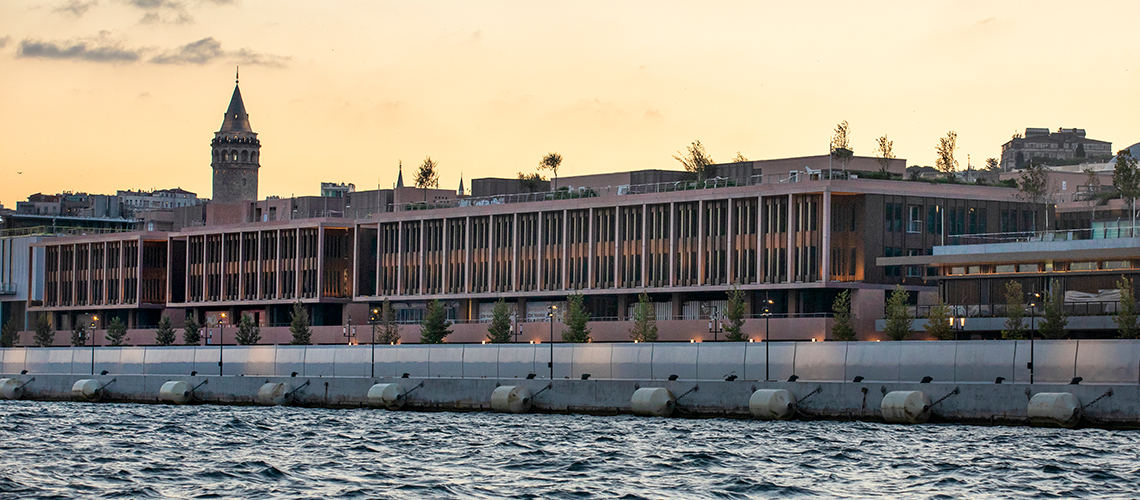 Bloomberg'in haberine göre, Türk işadamı Şahinik, 1 milyar avroluk borcu nedeniyle İstanbul Galata Limanı'nı kaybetme tehlikesiyle karşı karşıya.