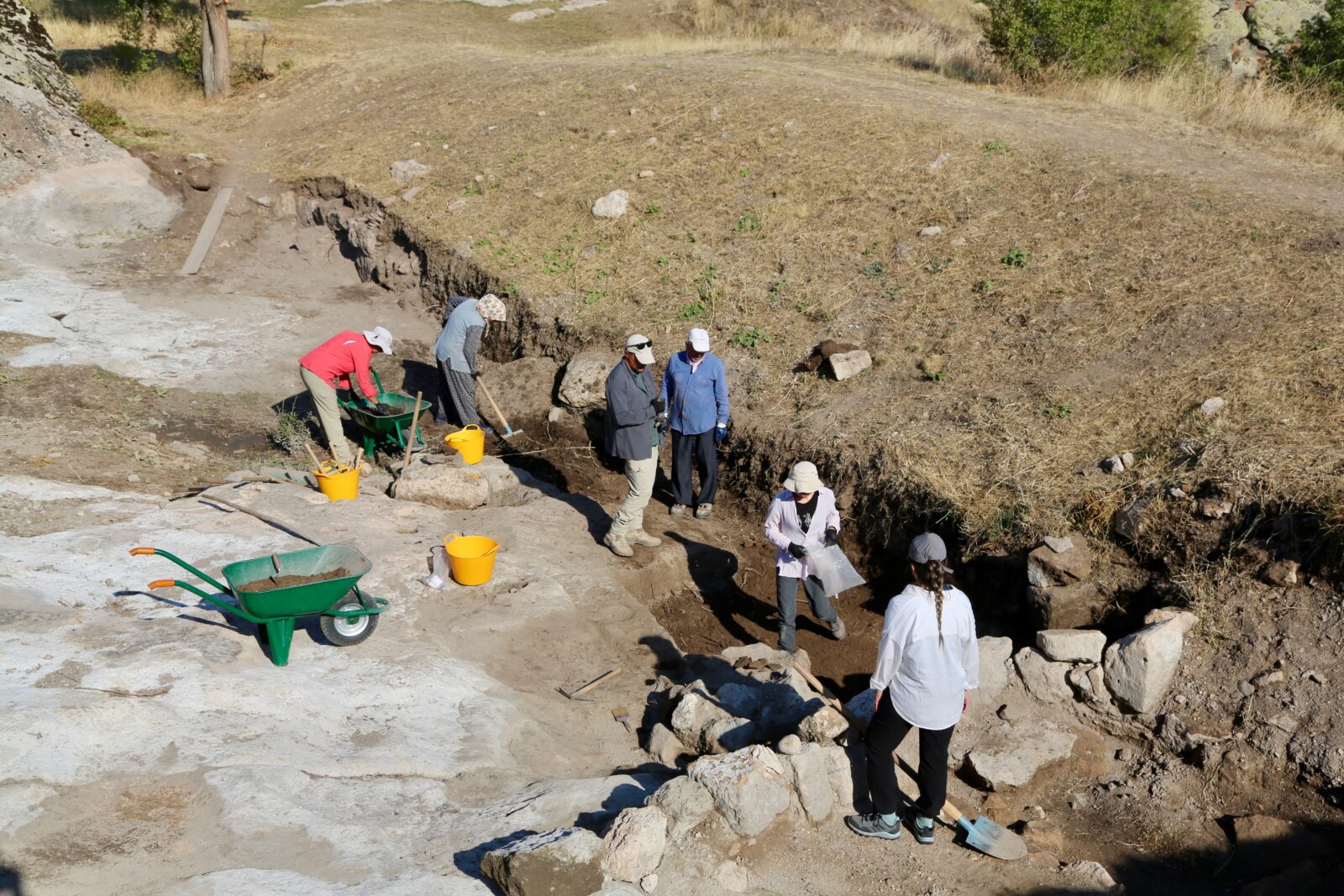 Ancient Phrygian ovens, hearths unearthed in Türkiye's Midas Kale