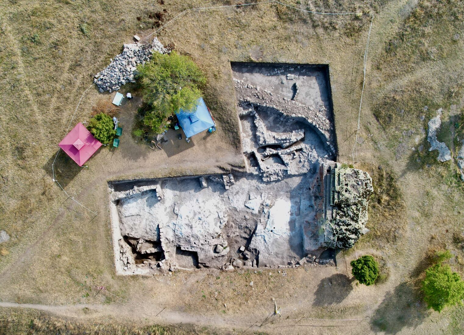 Ancient Phrygian ovens, hearths unearthed in Türkiye's Midas Kale