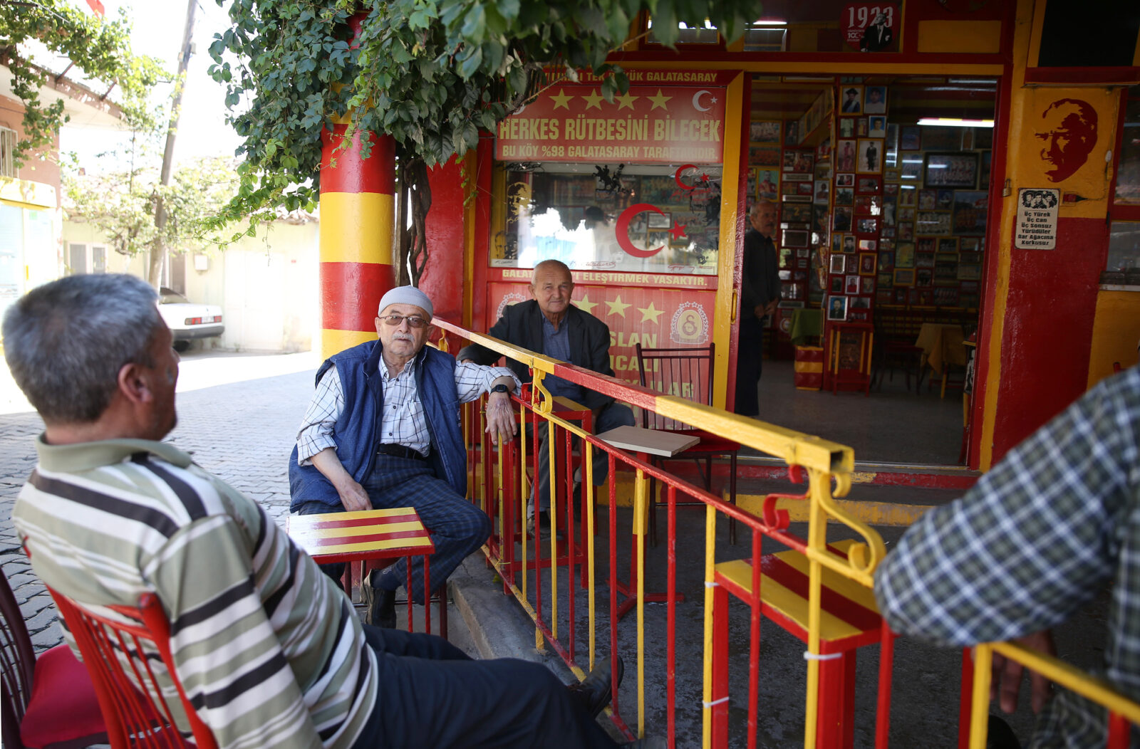 Peek inside cafe in Türkiye's Manisa where Galatasaray rules, Fenerbahce banned