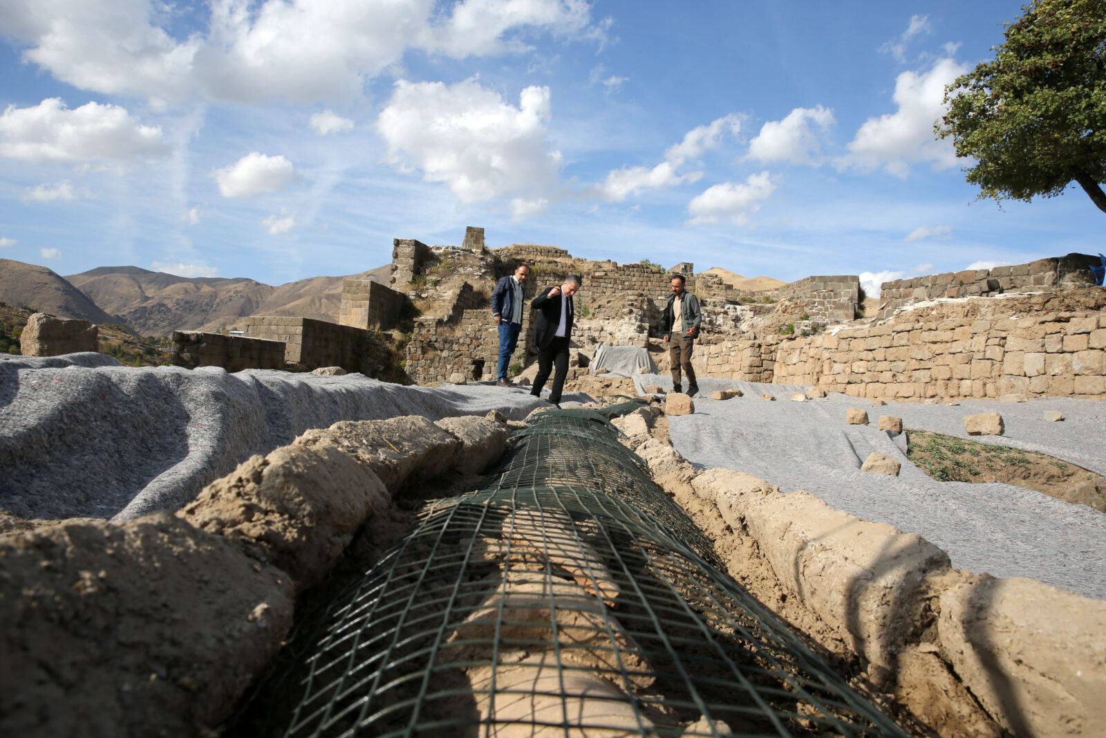 Key, iron fixtures of palace gate unearthed at Türkiye's Bitlis Castle