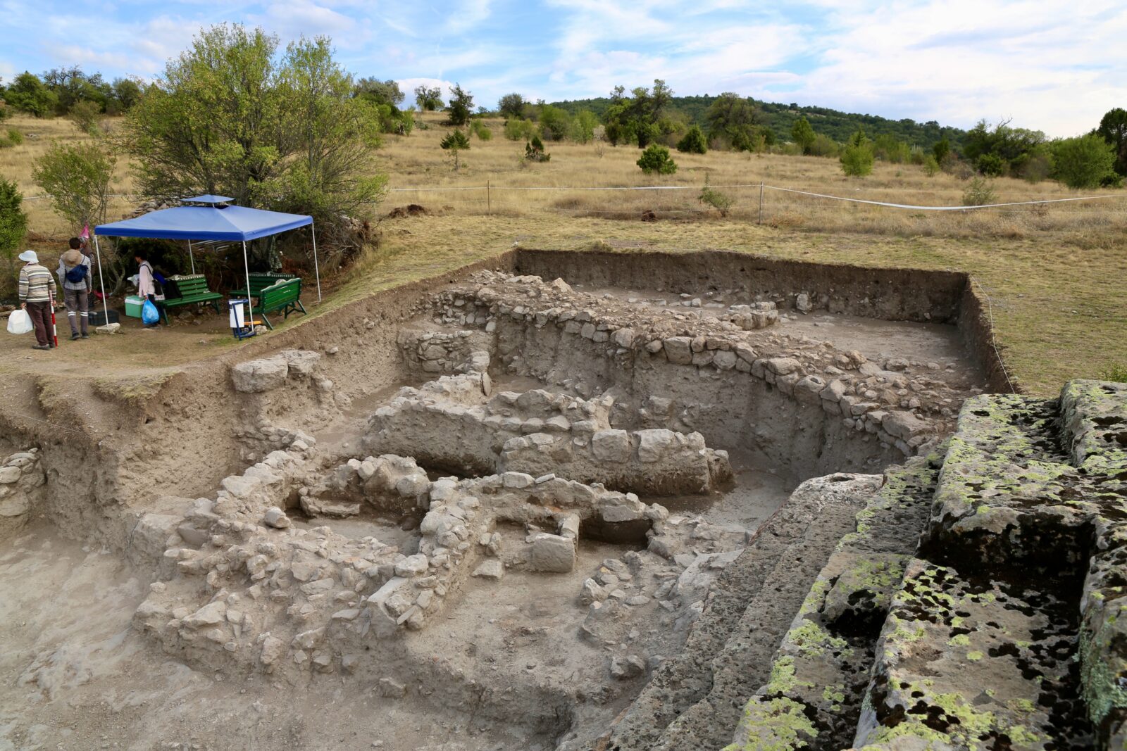 Ancient Phrygian ovens, hearths unearthed in Türkiye's Midas Kale