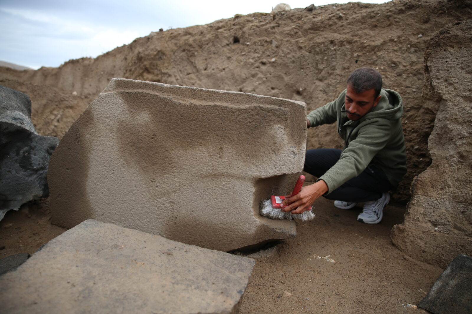 Ancient sculpture unveiled in Türkiye’s Garibin Tepe reveals Urartu art mysteries