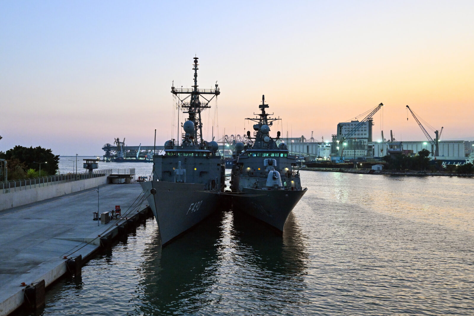 Türkiye sends 2 naval ships to Lebanon for evacuation, delivers 300 tons of aid