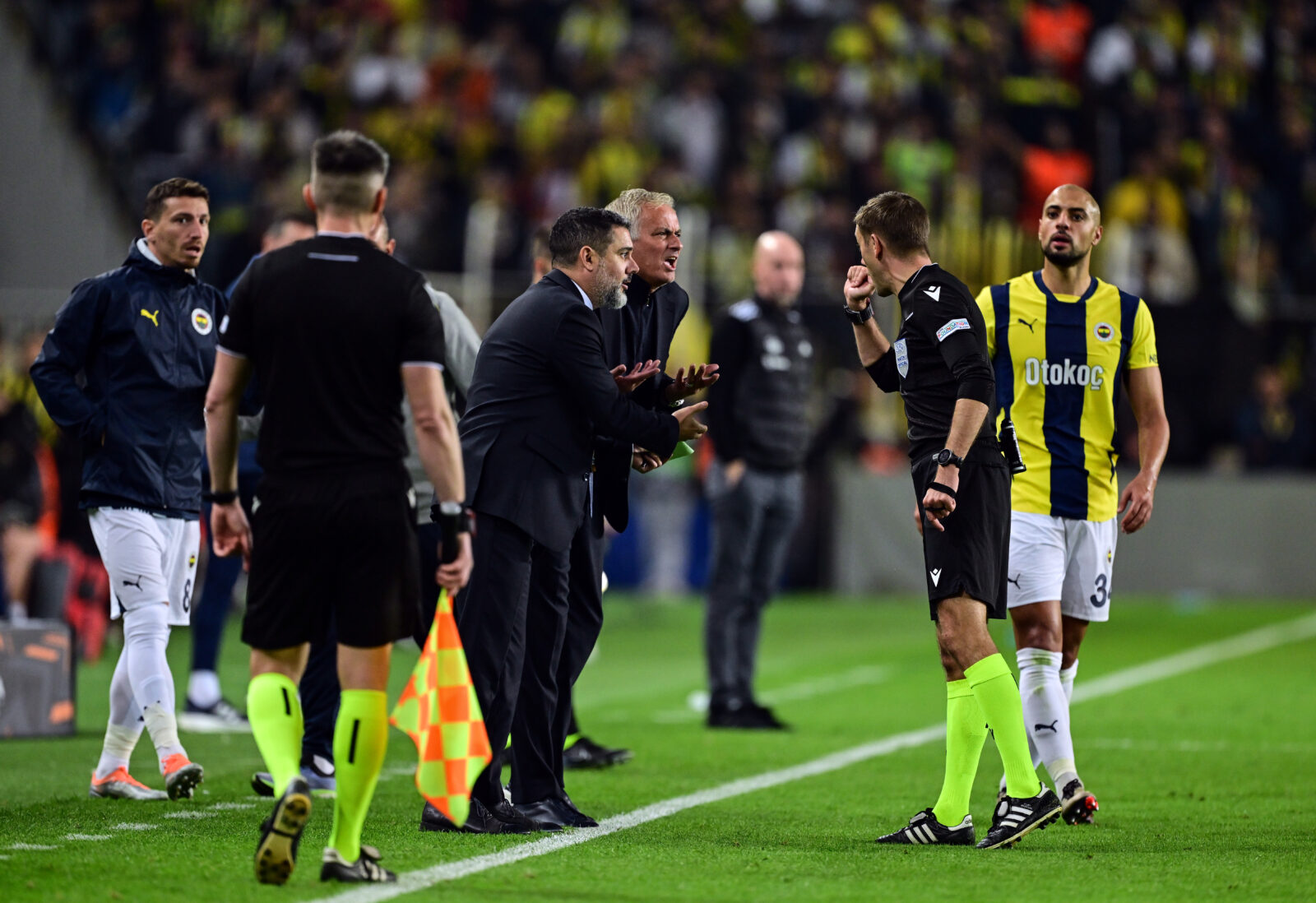 Coach Mourinho’s red card, sideline drama dominate Fenerbahce vs Man Utd draw