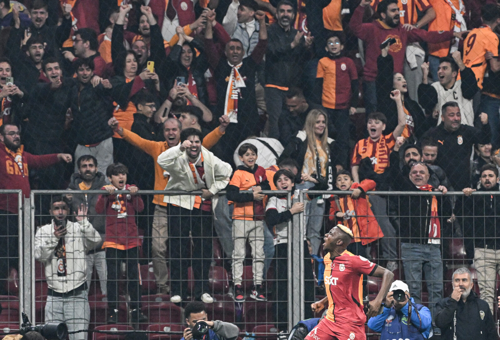 Drama in Istanbul derby: Galatasaray beats Besiktas 2-1 as referee mistakes dominate game