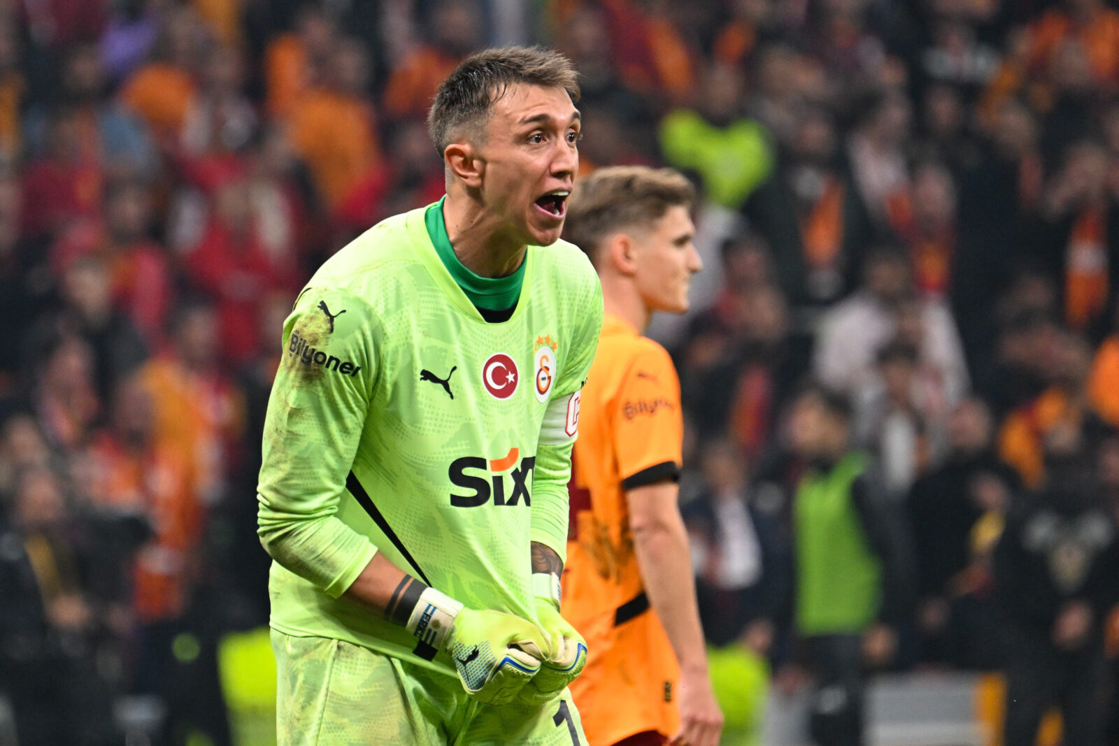 Drama in Istanbul derby: Galatasaray beats Besiktas 2-1 as referee mistakes dominate game