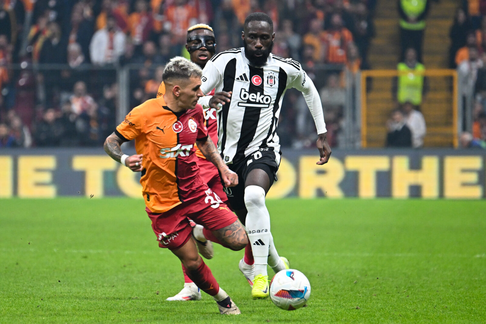 Drama in Istanbul derby: Galatasaray beats Besiktas 2-1 as referee mistakes dominate game