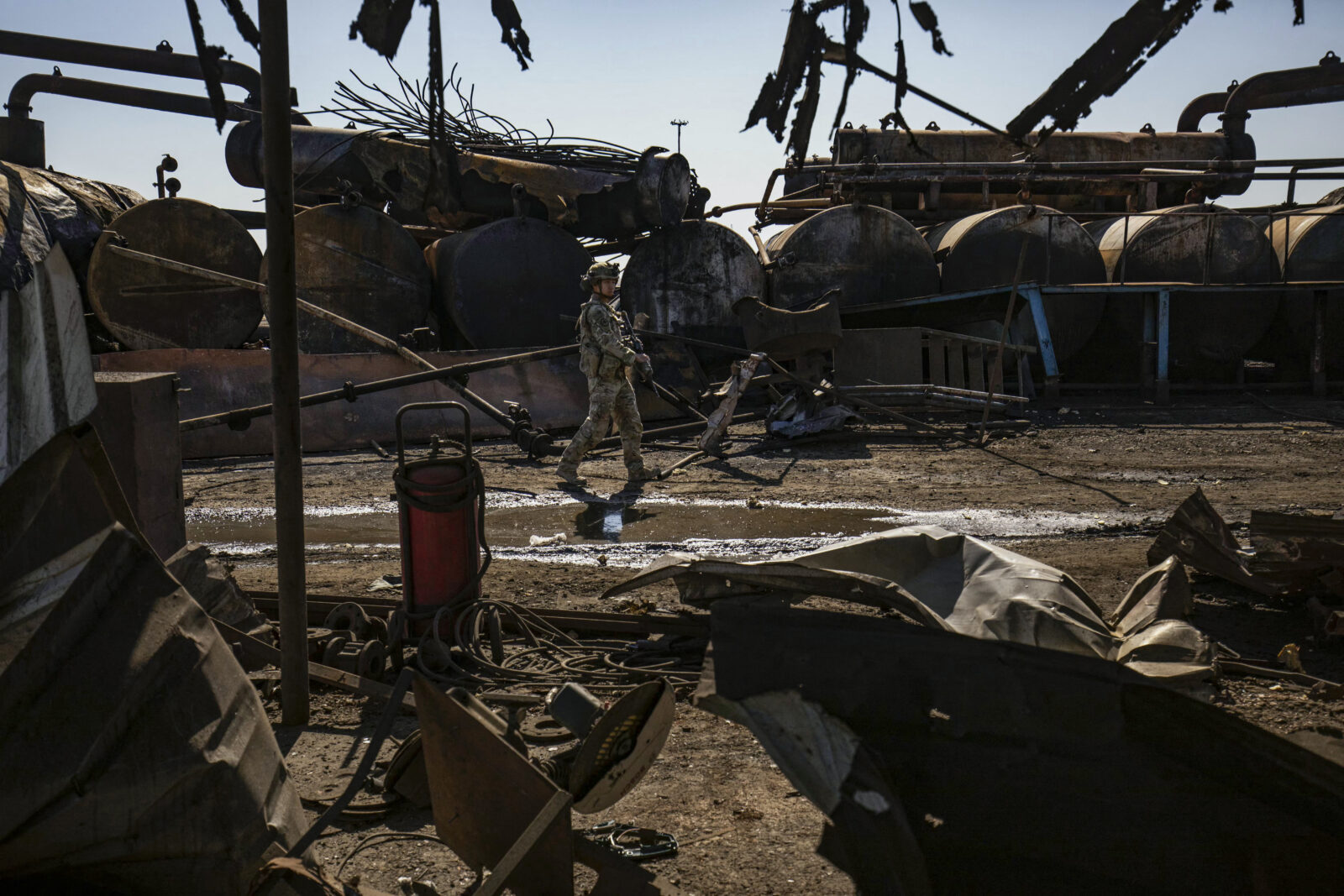 U.S. troops inspect PKK/YPG-controlled oil facility after Türkiye’s operations following TAI attack