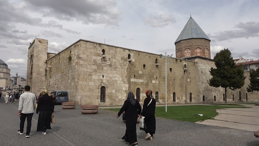 Hidden in plain sight: Tomb of Seljuk sultan opens for visitors in Sivas, Türkiye