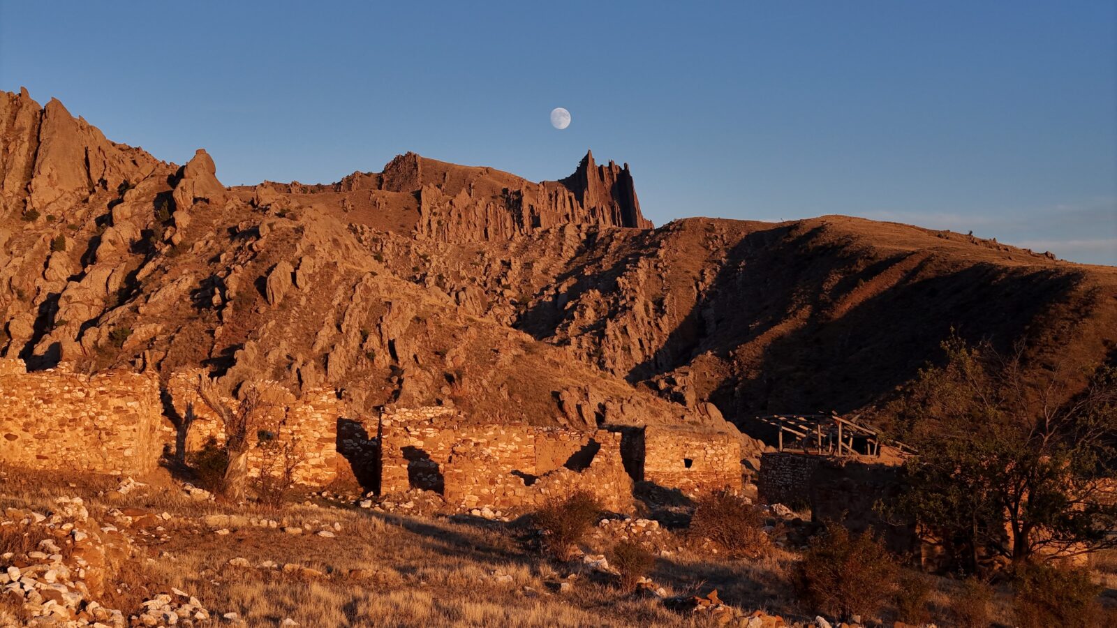 Türkiye’s abandoned 400-year-old village, reminiscent of Western films, awaits revival