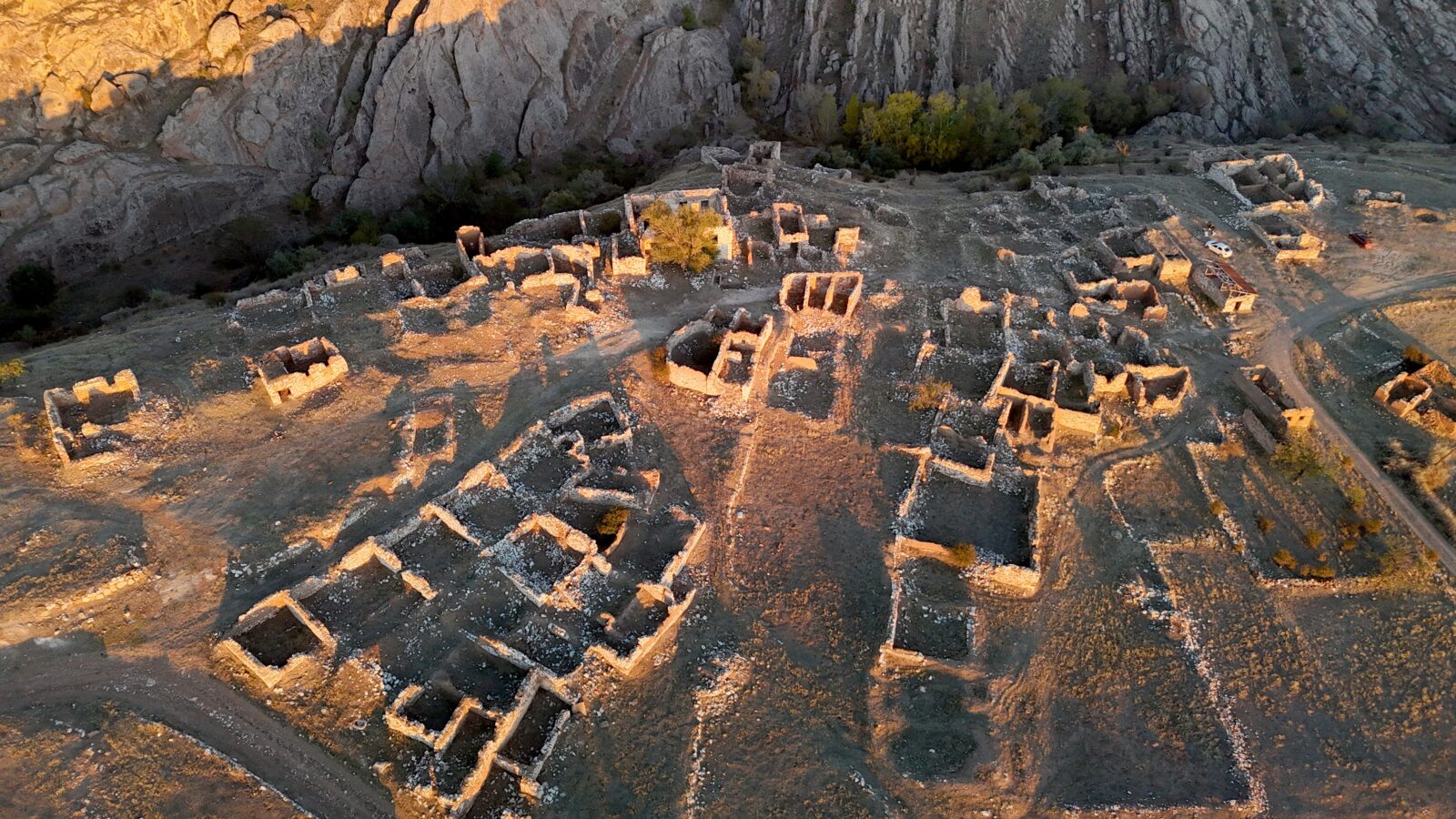 Türkiye’s abandoned 400-year-old village, reminiscent of Western films, awaits revival