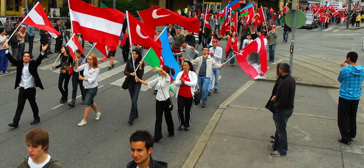 Far-right FPO victory alarms Turkish community in Austria