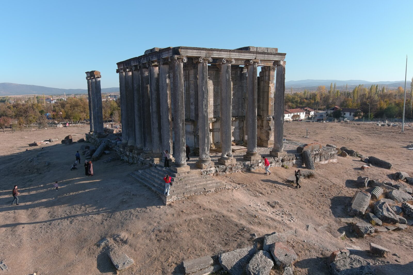 2,000-year-old theatre mask, monumental gate unearthed in Türkiye's Aizanoi