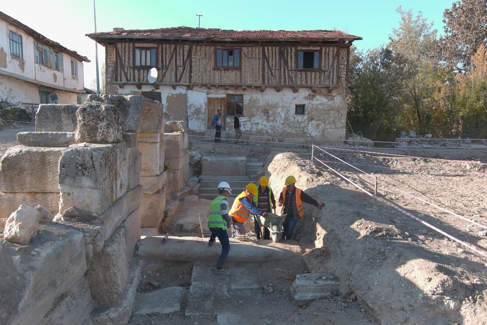 2,000-year-old theatre mask, monumental gate unearthed in Türkiye's Aizanoi