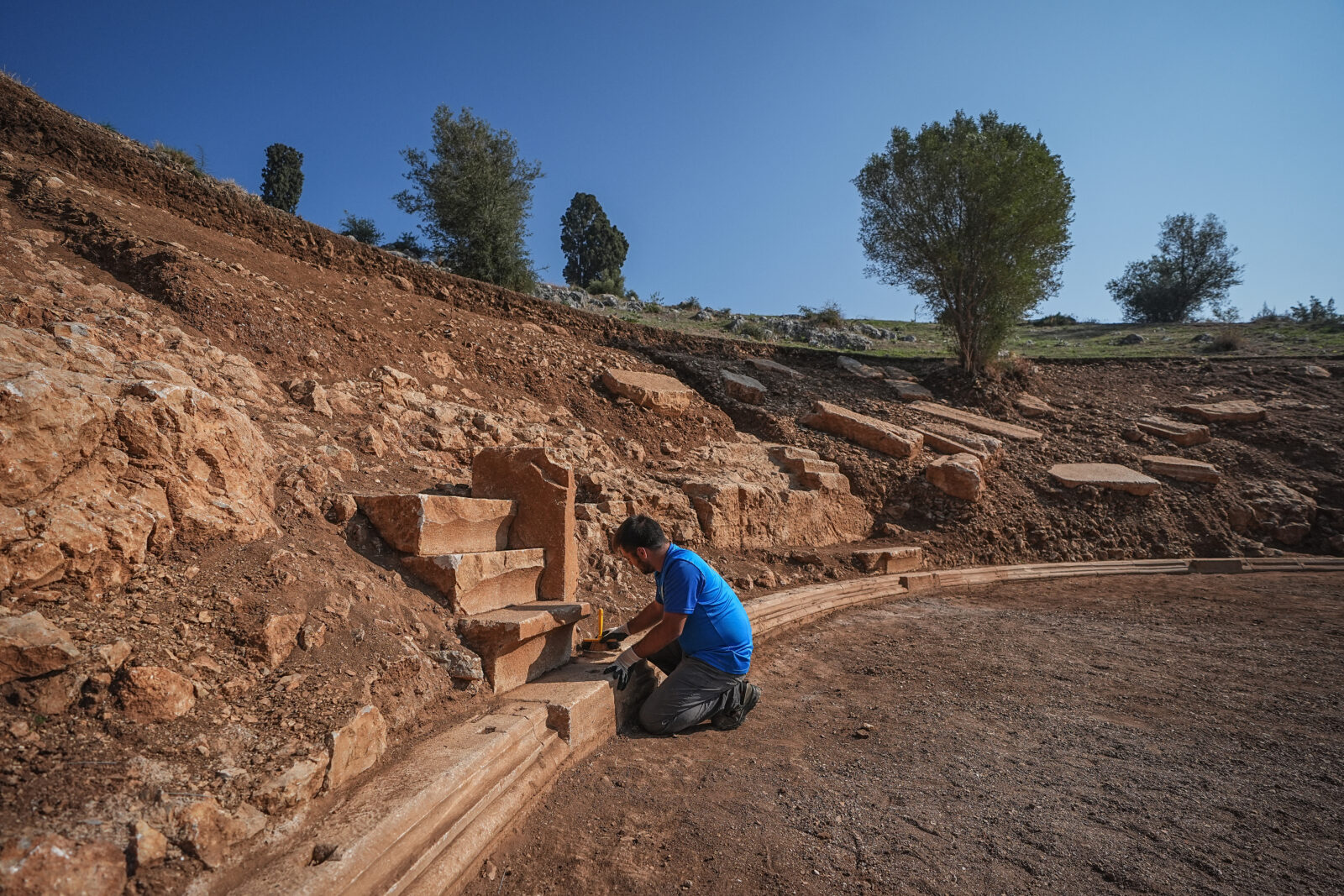 Protocol seat unearthed in ancient theater at Türkiye's Apollonia ad Rhyndacum