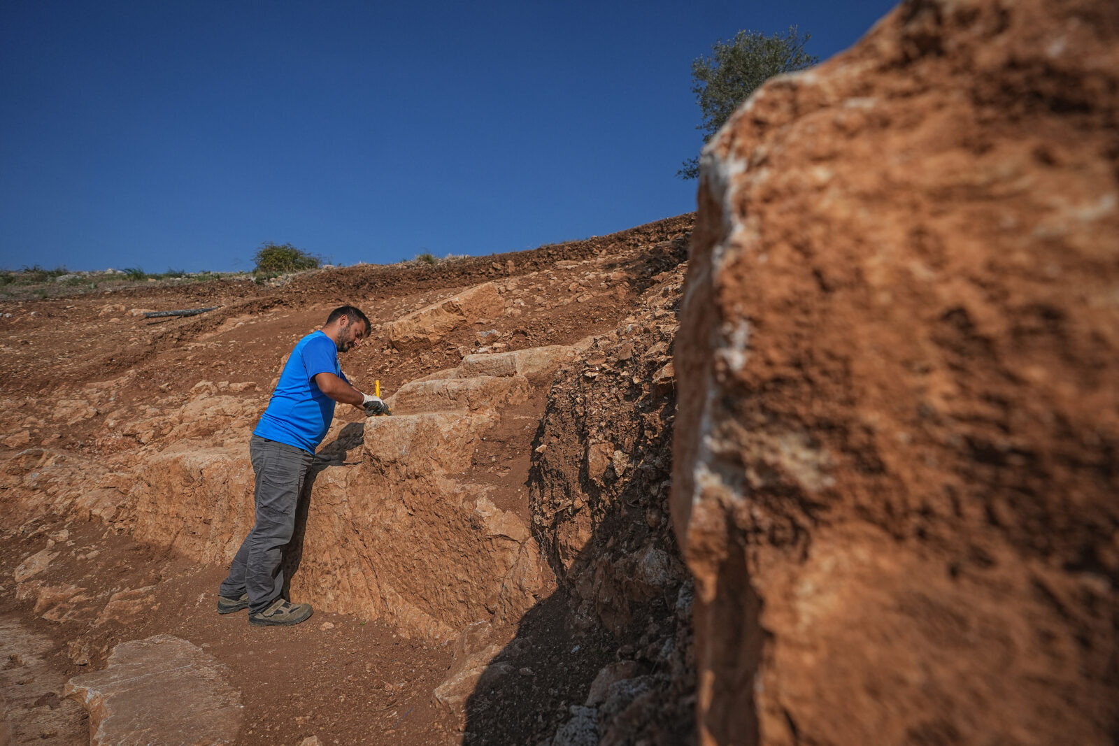 Protocol seat unearthed in ancient theater at Türkiye's Apollonia ad Rhyndacum