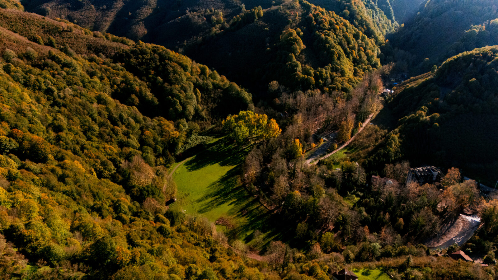 Maden Creek offers autumn's beauty to nature lovers in Türkiye's Sakarya