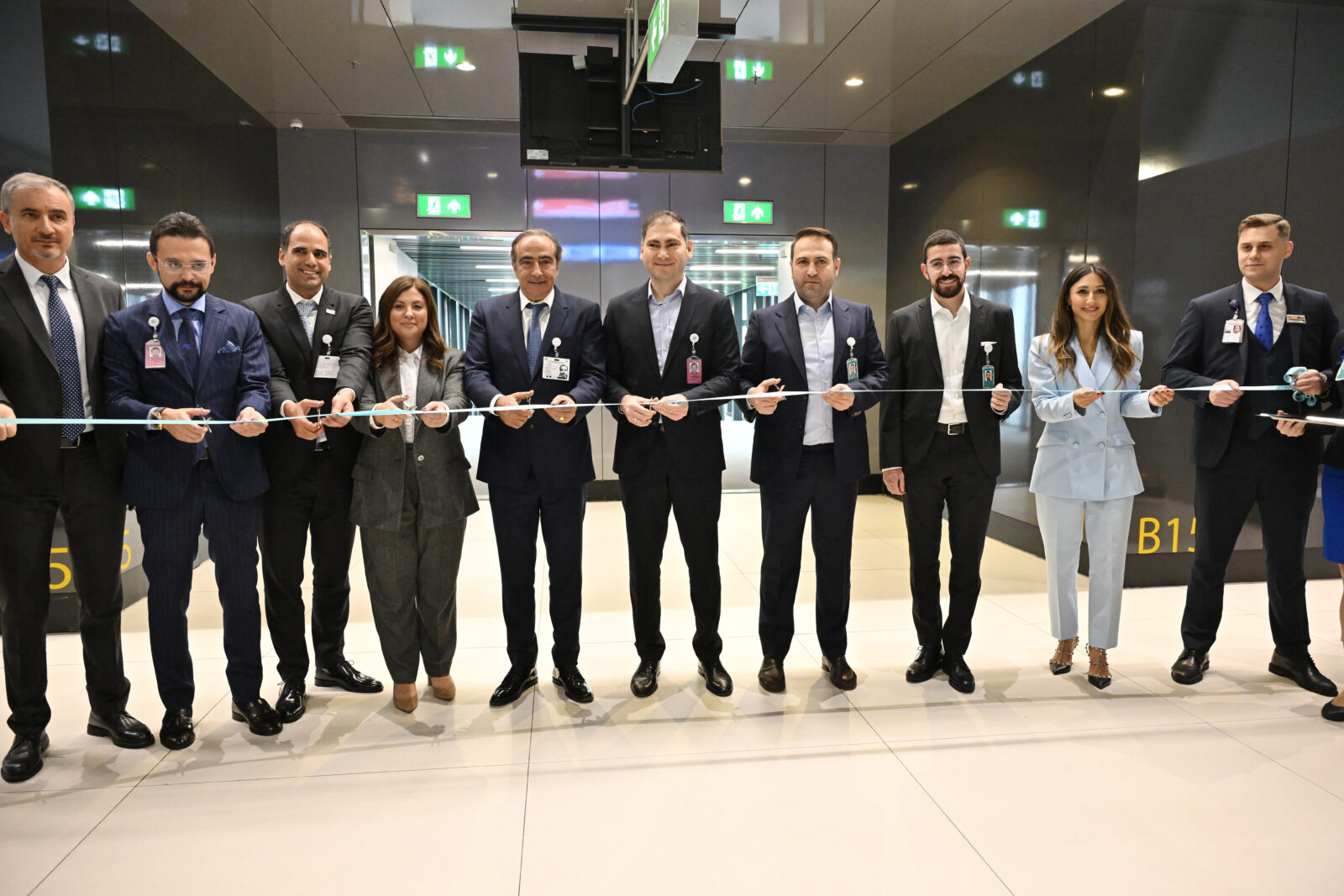 SKY Express marked its first Athens-Istanbul flight with a ceremony at Istanbul Airport, attended by IGA CEO Selahattin Bilgen (fifth from right) and SKY Express Chairman Ioannis Grylos (fifth from left)