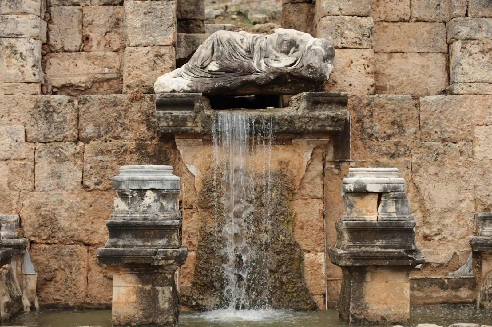 Water flows again after 1,800 years at ancient Kestros Fountain in Türkiye's Perge