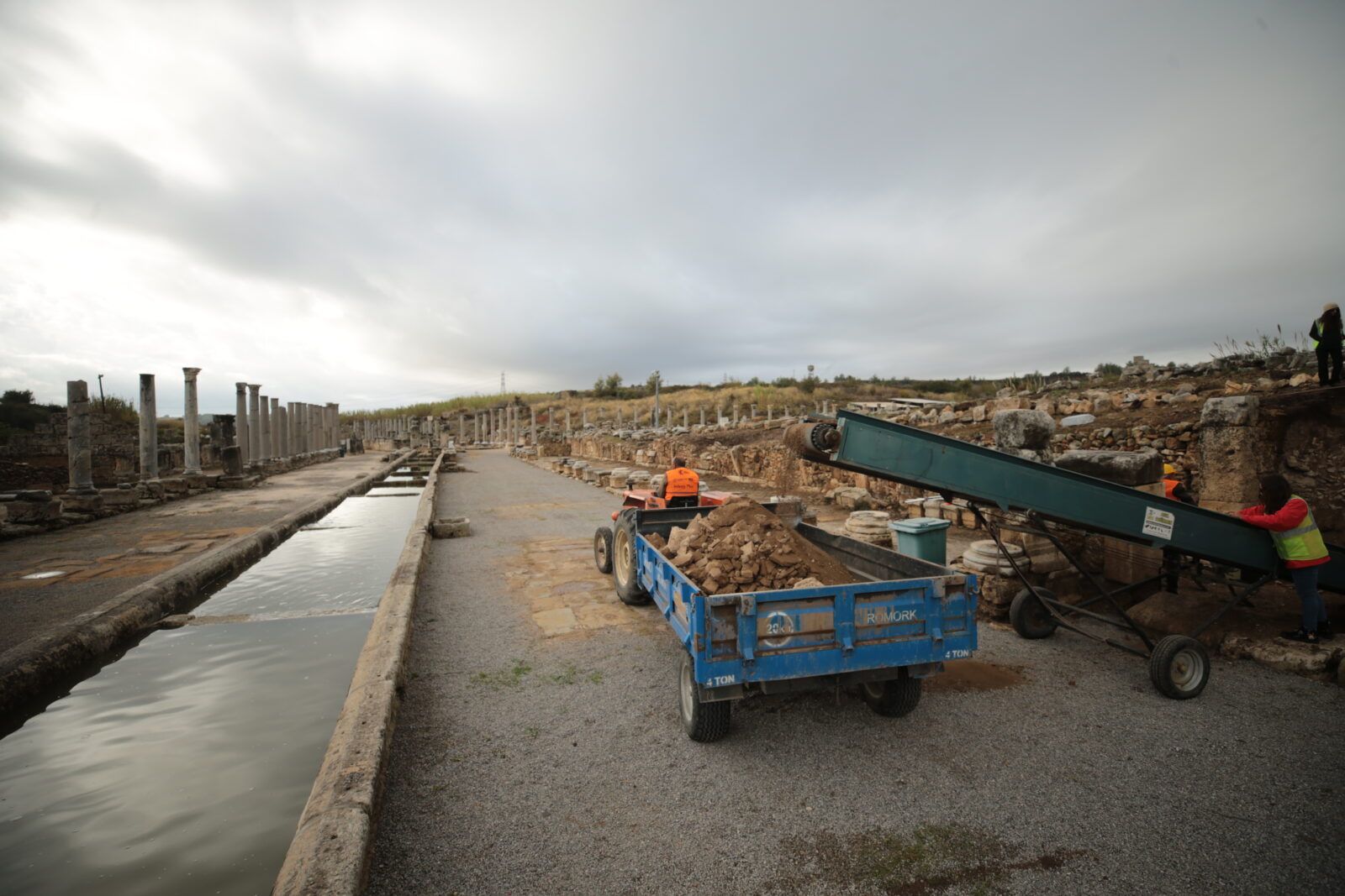 Water flows again after 1,800 years at ancient Kestros Fountain in Türkiye's Perge