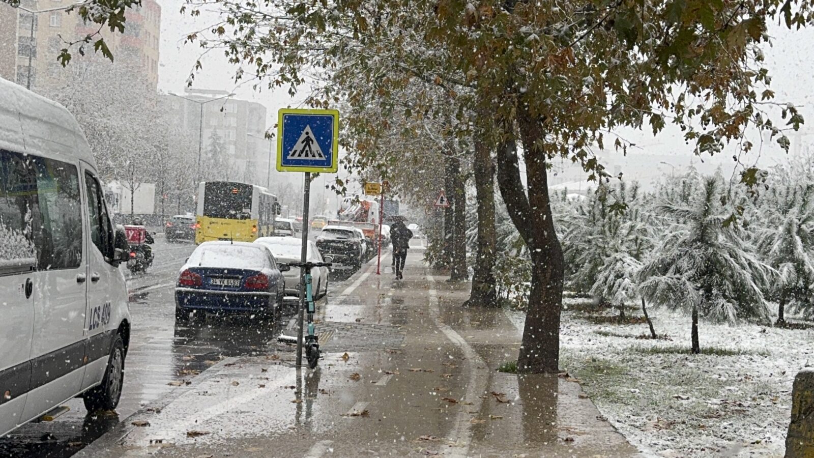 Adverse weather in Istanbul disrupts life, creates frightening scenes for locals