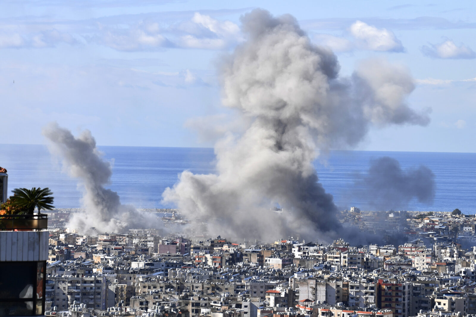 Israeli airstrikes hit Beirut amid imminent cease-fire deal