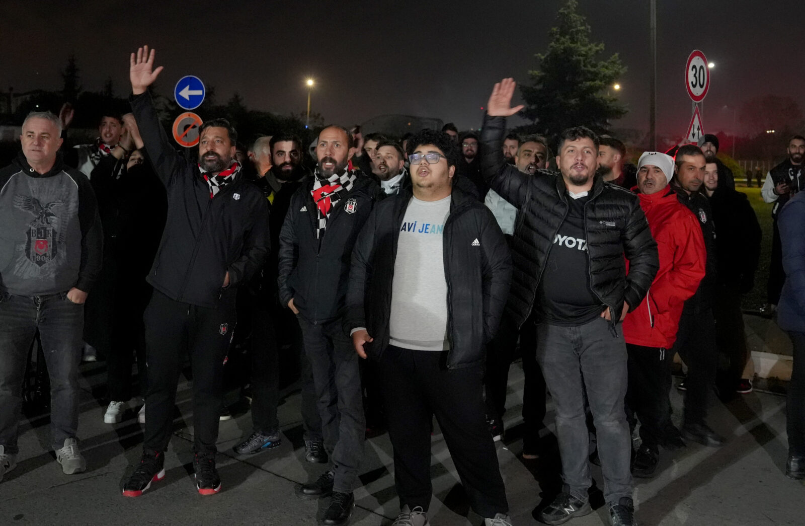 Besiktas protests fan ban for Twente match, demands UEFA to relocate