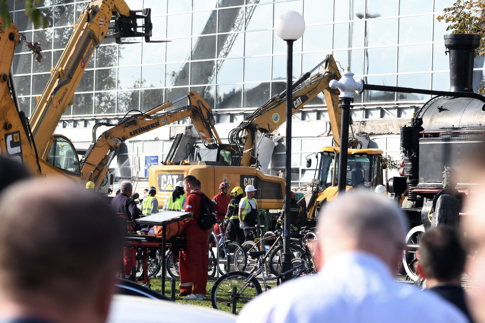 Serbia's construction minister resigns following deadly roof collapse at Novi Sad train station