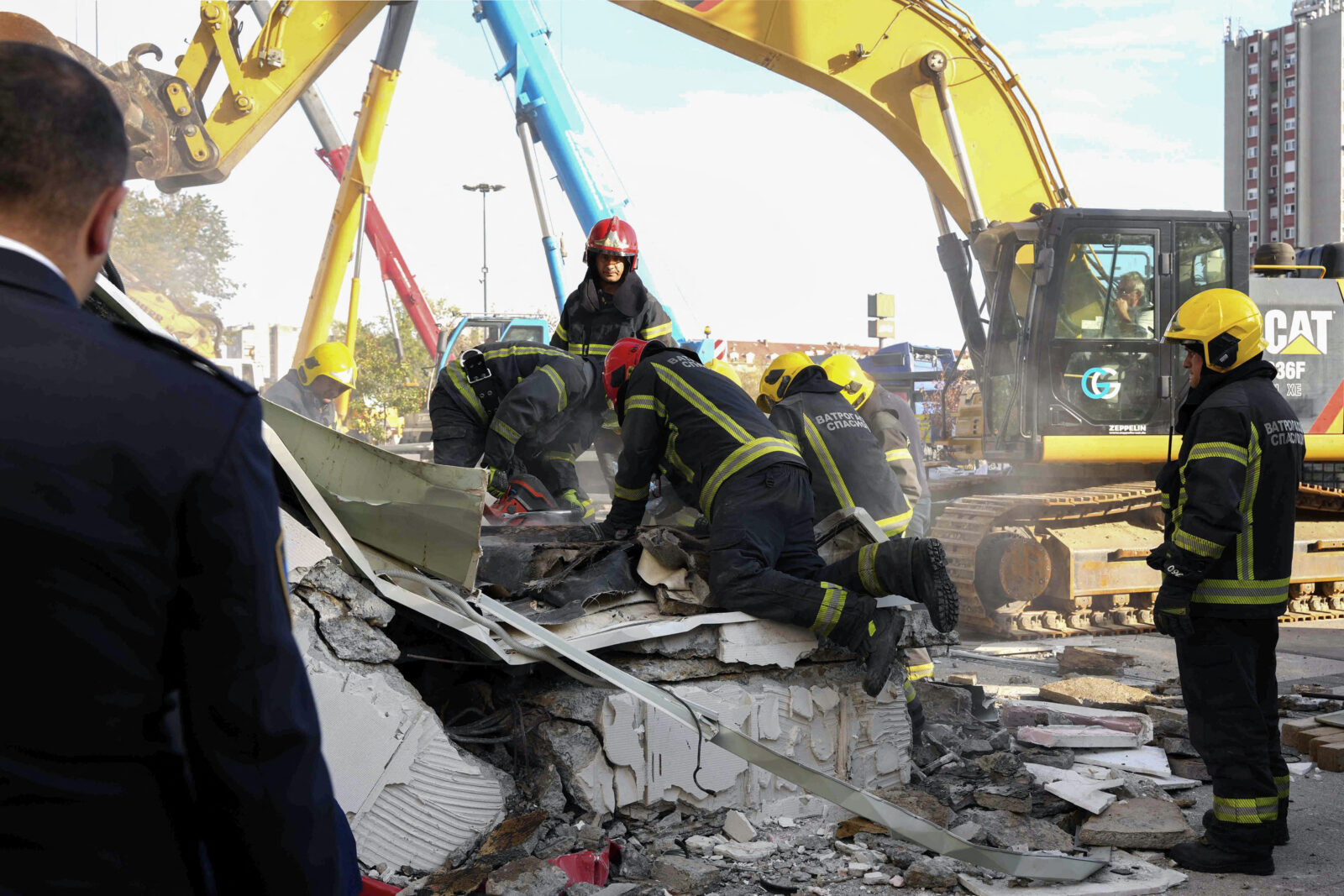 Serbia's construction minister resigns following deadly roof collapse at Novi Sad train station