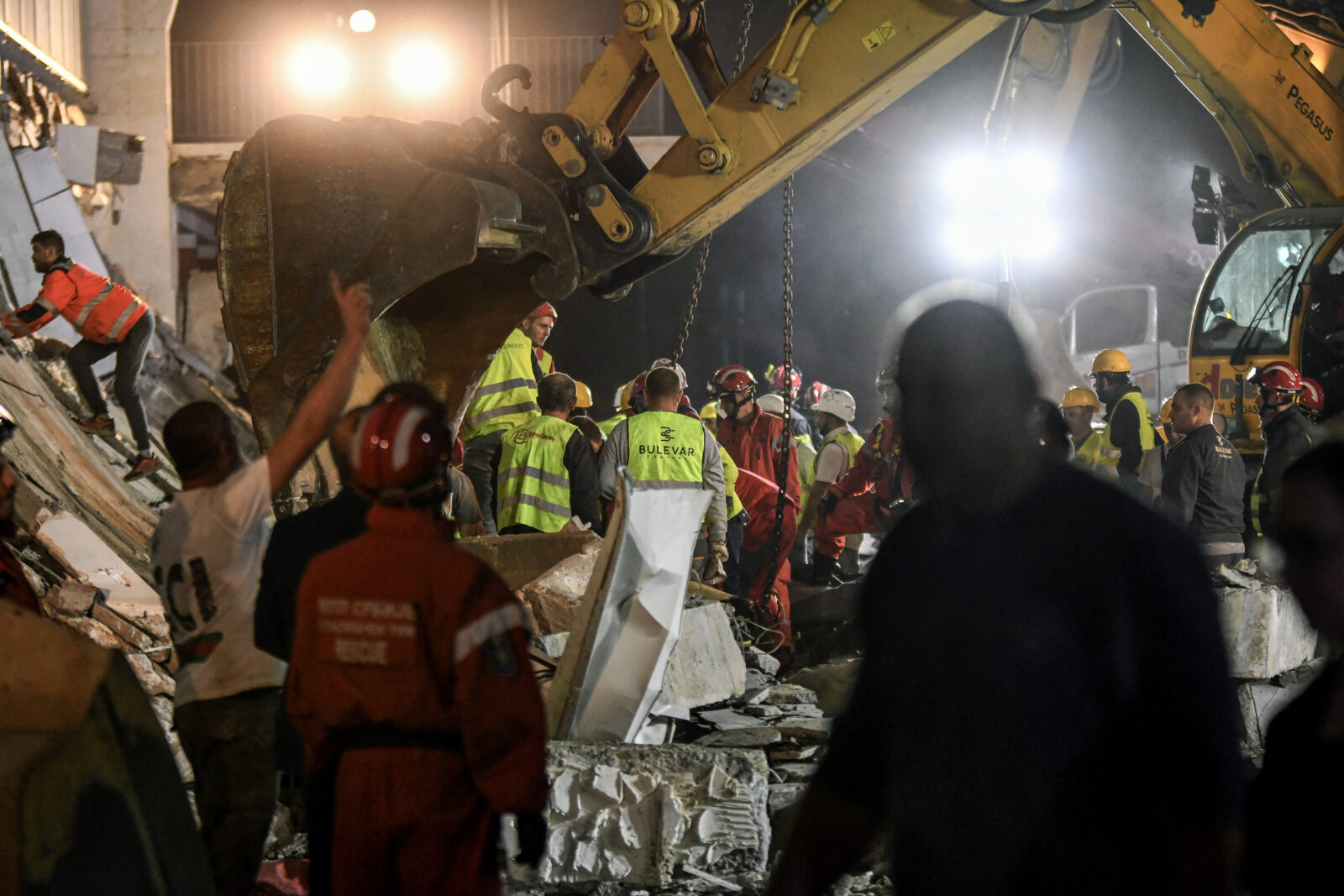 Serbia's construction minister resigns following deadly roof collapse at Novi Sad train station