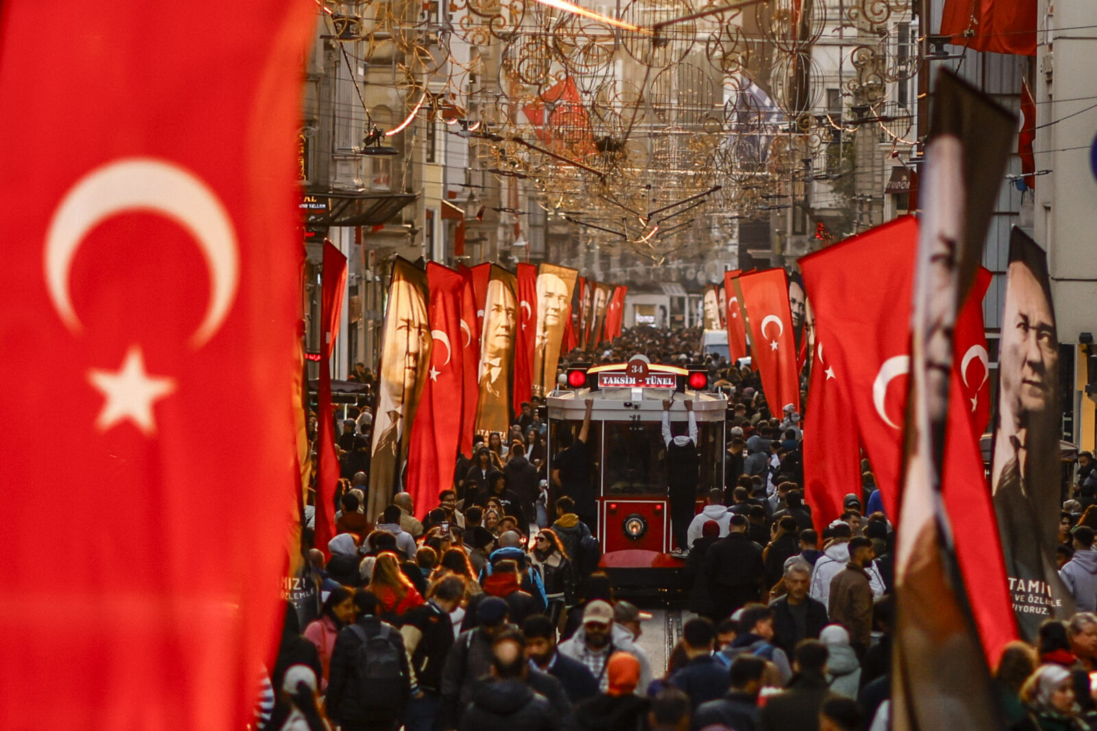 Istanbul authorities restrict women's protest, close major metro stations