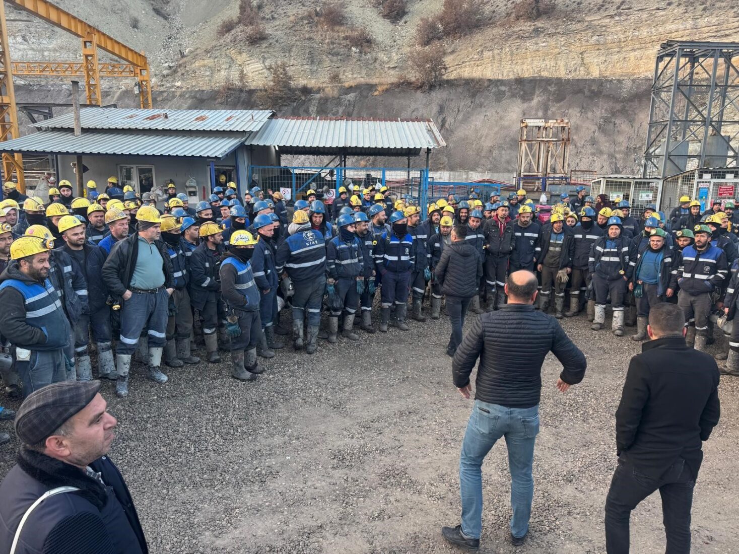 500 Turkish miners lock themselves underground in protest against privatization