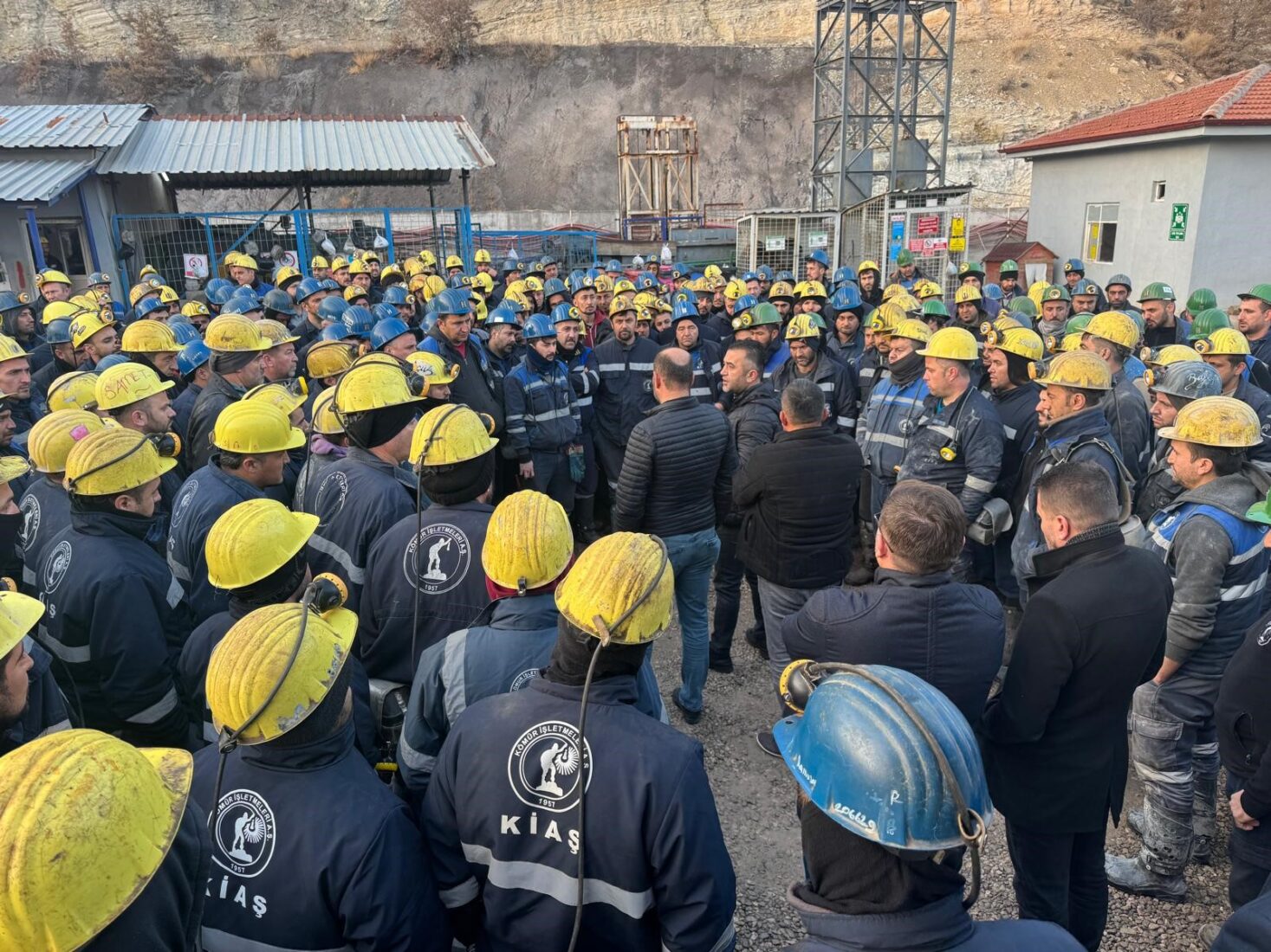 500 Turkish miners lock themselves underground in protest against privatization