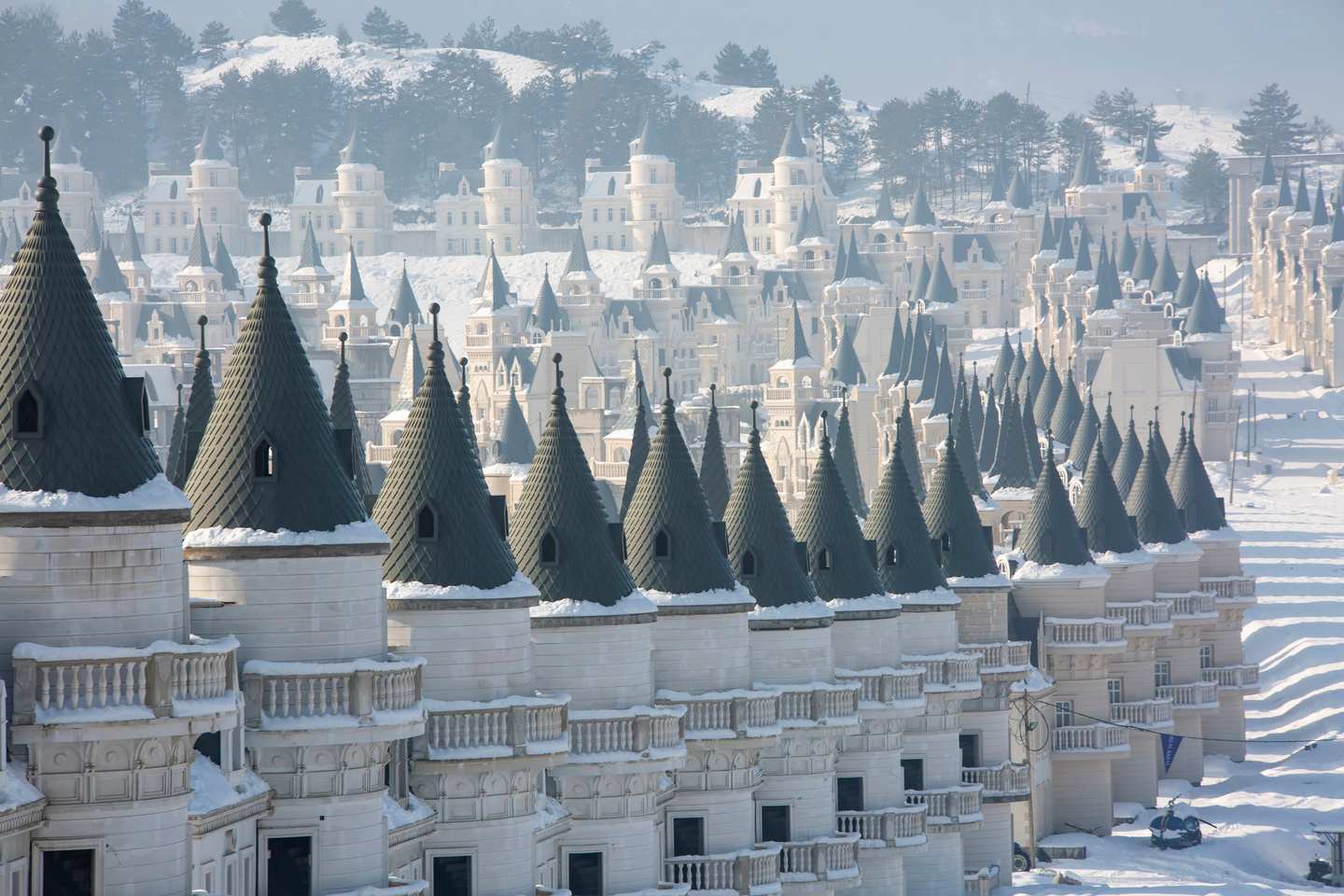 Closer view of snow-draped Burj Al Babas’ turreted villas amidst the mountains of Mudurnu, Bolu, Türkiye